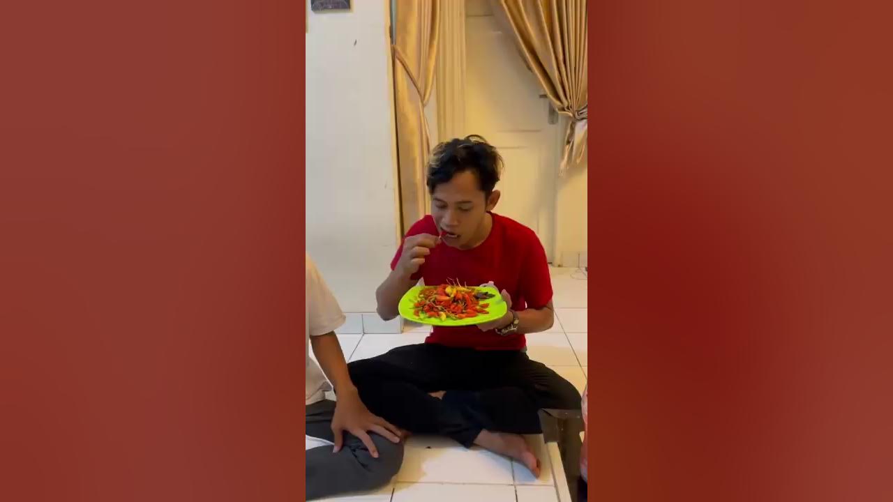 Makan cabe rawit manis