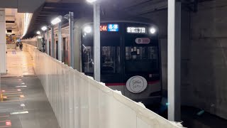 東急5000系5121編成《SDGsトレイン・美しい時代へ号・2020（8CARSステッカー付）》ラッピングが各駅停車新宿三丁目行きとして日吉駅4番線を発車するシーン（14K）2023.1.4