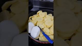 طريقة عمل صينية البطاطا مع اللحمة بالفرن اكلة خفيفة وسريعة