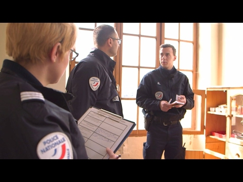 Vidéo: Quel Est Le Devoir D'un Policier