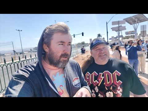 A Very WINDY Sunday In Las Vegas - Claw Machine WIN / Gordon Ramsay Burger & Top Of Strat At Night