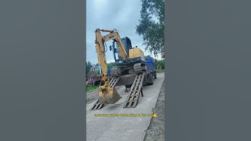 Excavator stepping down from the truck via this simple well-designed ramp supporter is much safer !