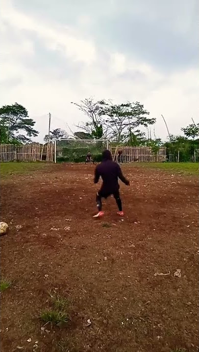 kiper patah tulang akibat salah posisi nangkap bola