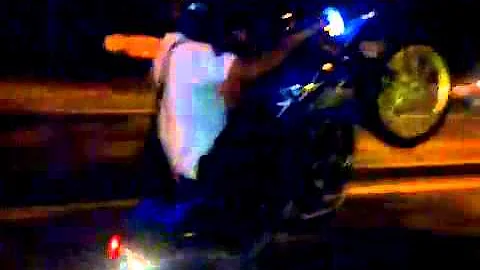 Daniel vergel haciendo caballito en xt 660