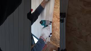 Madera de álamo como revestimiento de una tiny house moderna en Patagonia