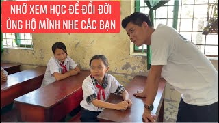 Khương Dừa vào lớp thăm bé Hoa, vận động học sinh xem chương trình Học Để Đổi Đời ủng hộ bé Hoa