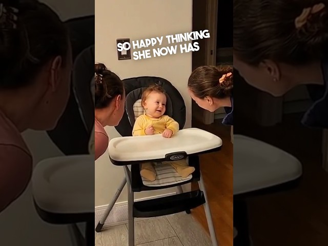 Baby sees her mom’s twin for the first time ❤️ class=