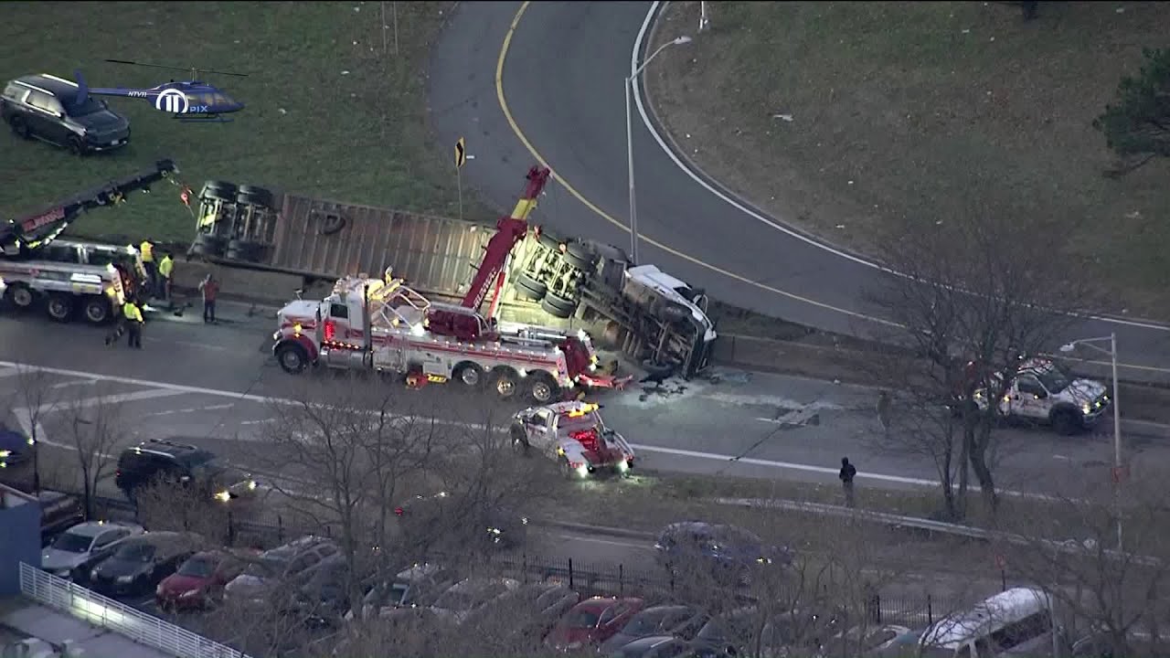 Overturned tractor trailer on Van Wyck Expressway in Queens - YouTube