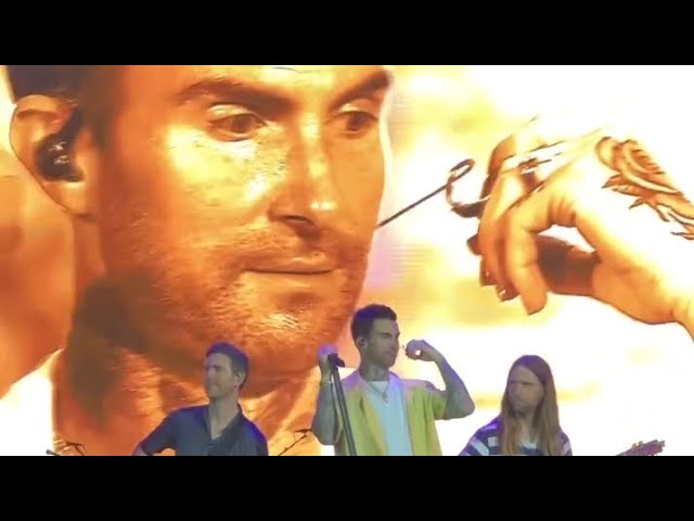 Filipino fans singing Maroon 5's Payphone in chorus. Ibang klase! 🤟 class=