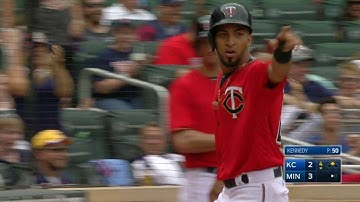 KC@MIN: Escobar lays down bunt, Rosario scores