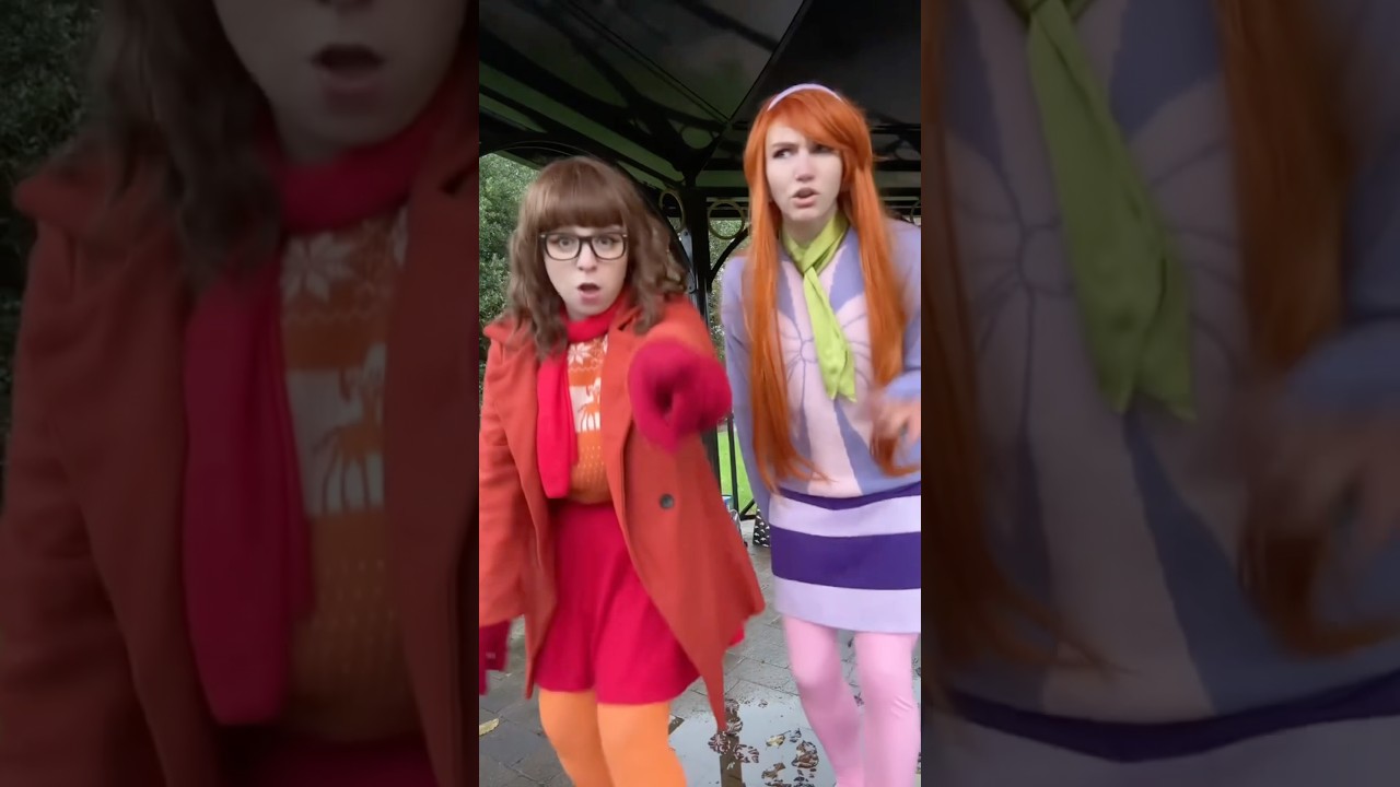 Velma & Daphne 🎄 #scoobydoo #scoobydoocosplay #velma #velmacosplay #christmas2024 #nostalgia #meme