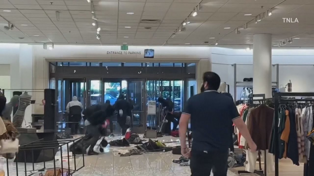 Would-be Long Island crooks use pepper spray at Nordstrom: police