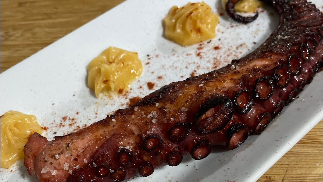 PULPO A LA PLANCHA O A BRASA con crema revolcona / GRILLED / GRILLED