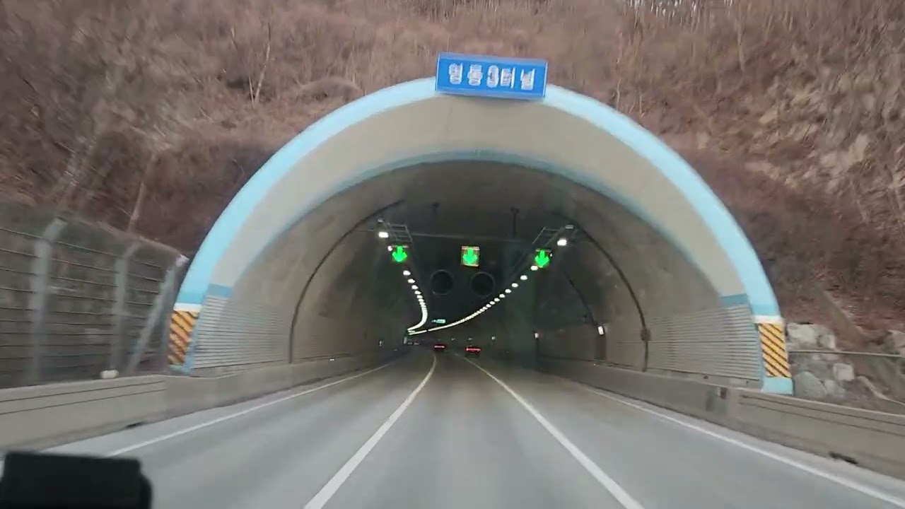 경부고속도로 상행선 영동1터널부터 영동3터널까지 가다서다 반복중입니다 2026.2.18.오후5시50분 실시간 영상#대구로 가는길에 촬영함