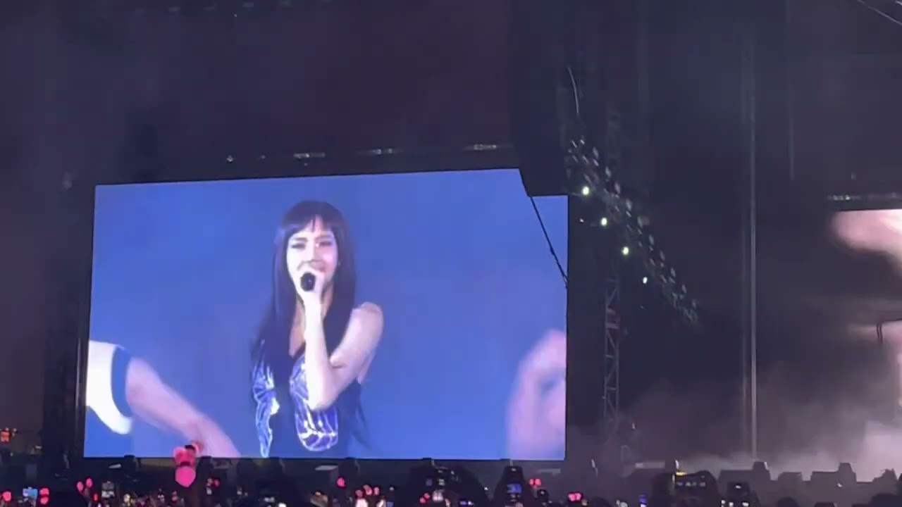 Lalisa+money Lisa solo stage BornPink world tour Riyadh FanCam #blackpink #lisa #lalisa #money