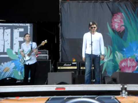 Ундервуд. НАШЕствие 2009. Следи за её левой рукой.
