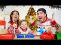 APRIAMO I REGALI DI NATALE!! con MIA MOGLIE e MIA FIGLIA