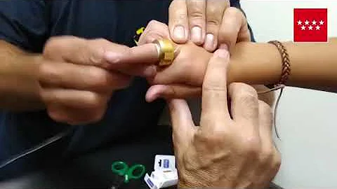 ¿Quién puede cortar un anillo atascado?