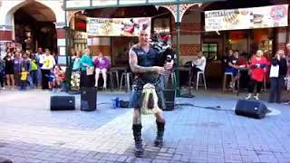 Suona Per Strada E Fa Impazzire Il Pubblico Ecco Perchè