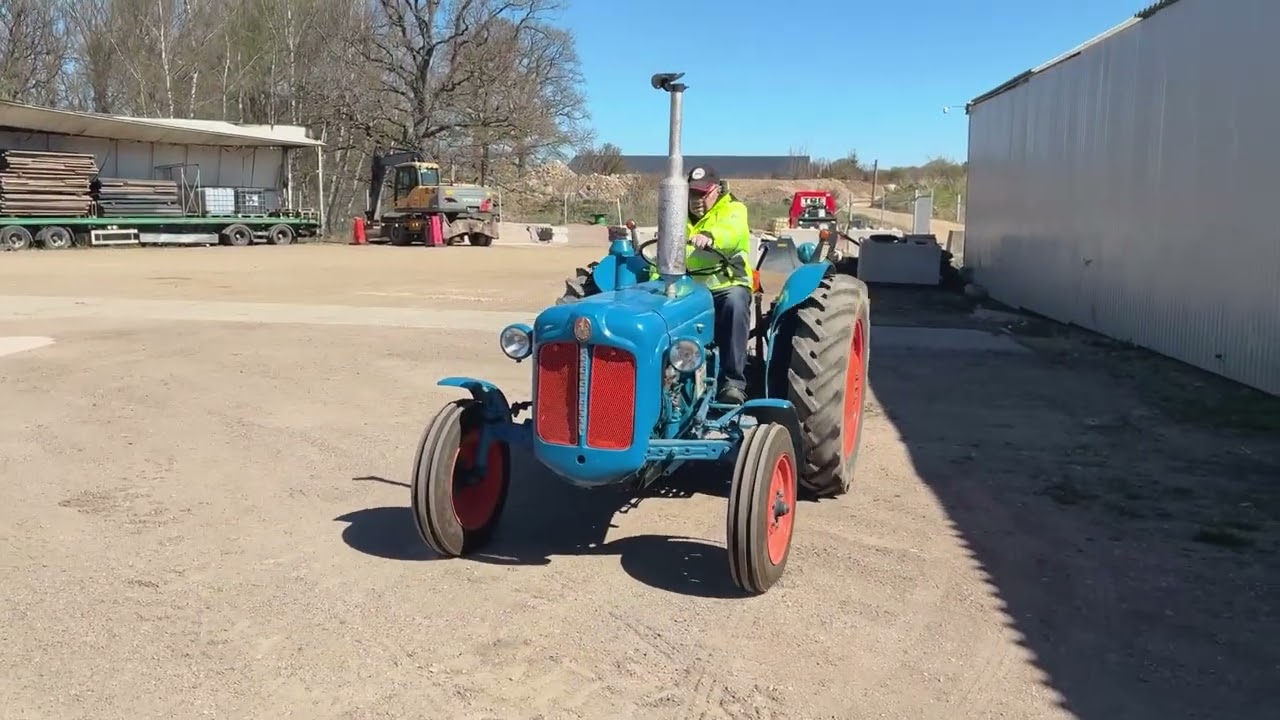 Traktor av äldre modell FORDSON DEXTA