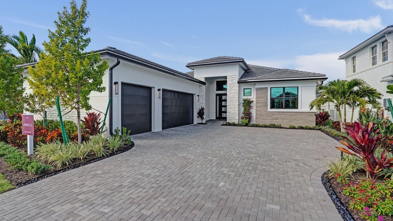 Современная роскошь для жизни людей старше 55 лет в Палм-Бич, Флорида — новый дом с бассейном в ж...