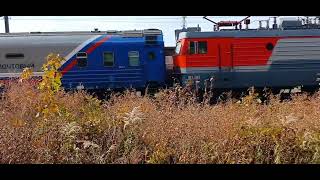 Незаметно подкрался. Электровоз ЭП1-312 с почтово-багажным поездом следует по осеннему Транссибу.