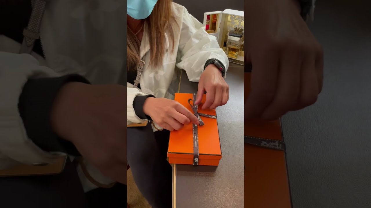 Hermès unboxing of rare ostrich vert vertigo Kelly wallet in Cartier store