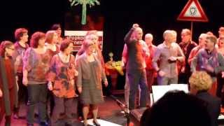 Download Lagu Popkoor Binnenstebuiten Lion in the morning sun MP3