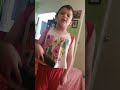 intentando cantar