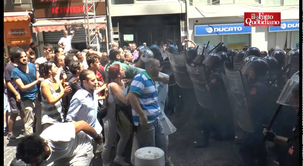 Napoli, tafferugli e scontri alla presentazione 'Noi con Salvini'