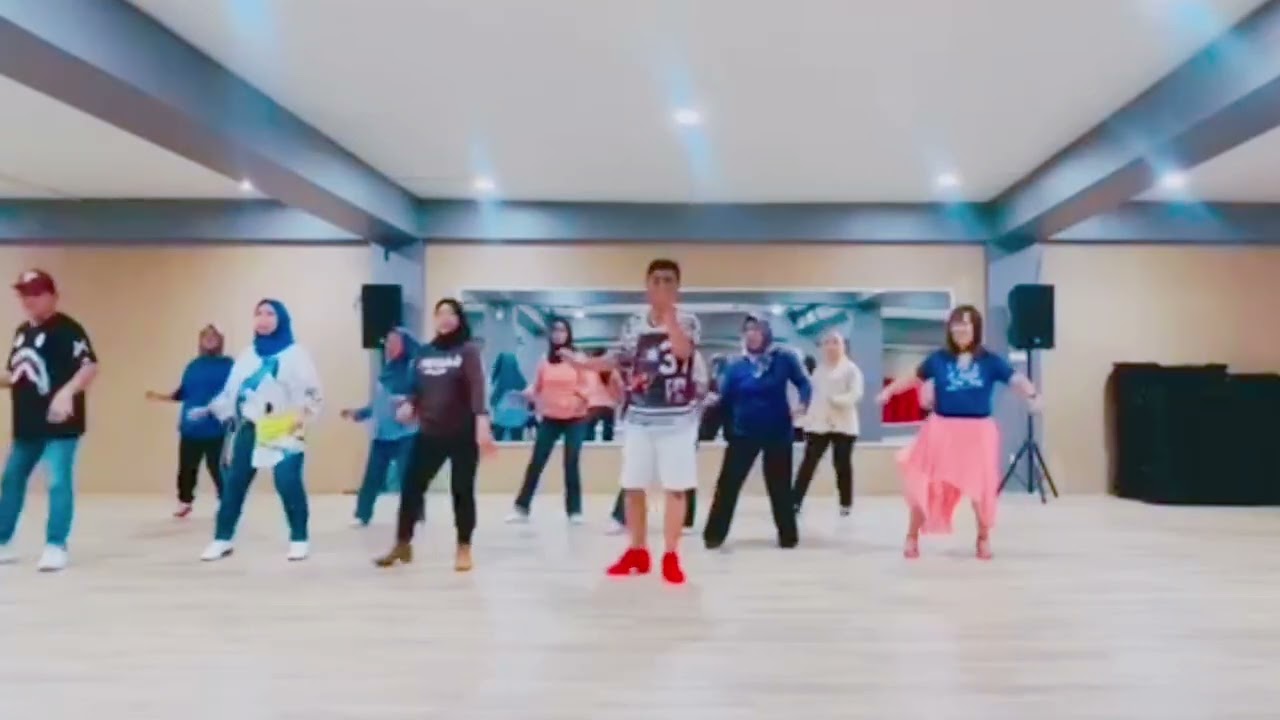 Leave Britney Alone! - Line Dance / Demo : Okami Studio Palembang 