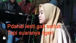 Lesti nasib bunga bernyanyi di depan anak didiknya