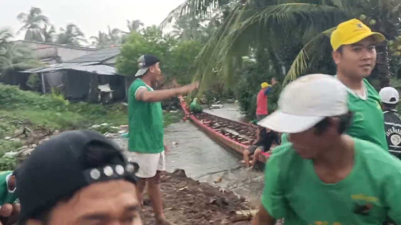 Hạ thủy trong trời mưa mát mẻ ghe ngo chùa sê rây Kan đal vĩnh châu 