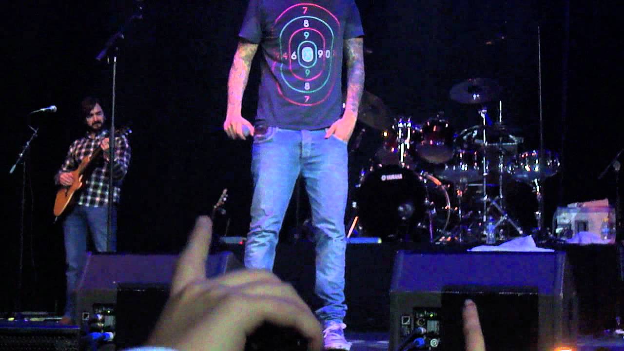 Melendi se emociona con Cierra los ojos Rivas 25.11.11