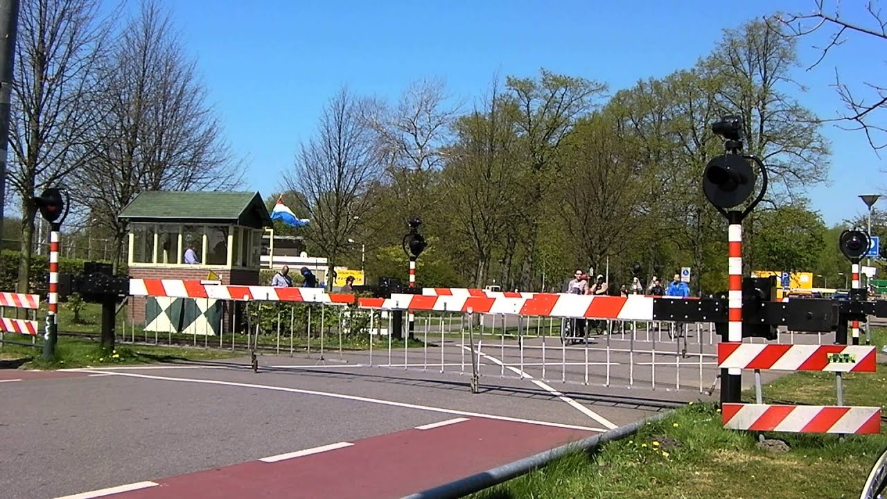 Spoorwegovergang//Railroad crossing Den Haag Zuiderpark (SWZ) (1)