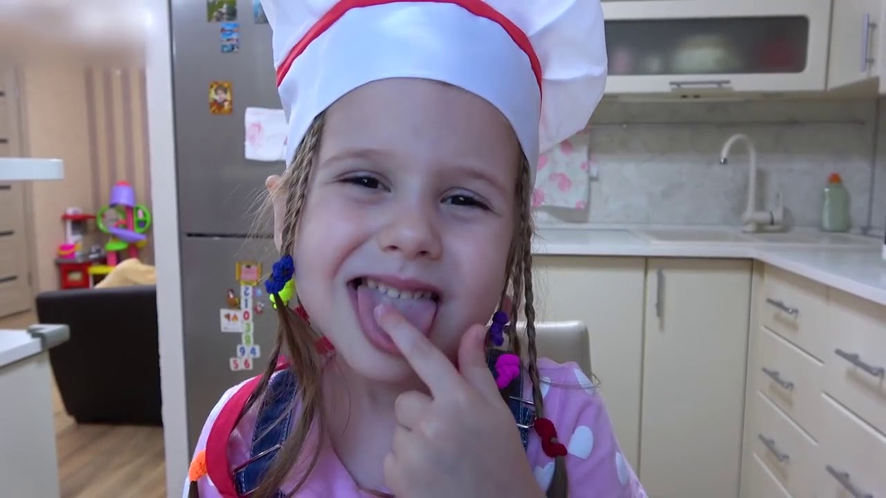 Ева готовит сладкое блюдо  Мама на работе  Eva prepares a sweet dish Mom at work