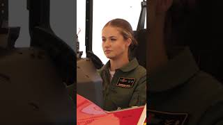 Leonor tiene su primer contacto con el avión de entrenamiento P-31 en San Javier (Murcia)