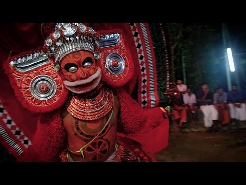 ولاية كيرالا الهندية راقصون يتقمصون دور الآلهة الهندوسية 