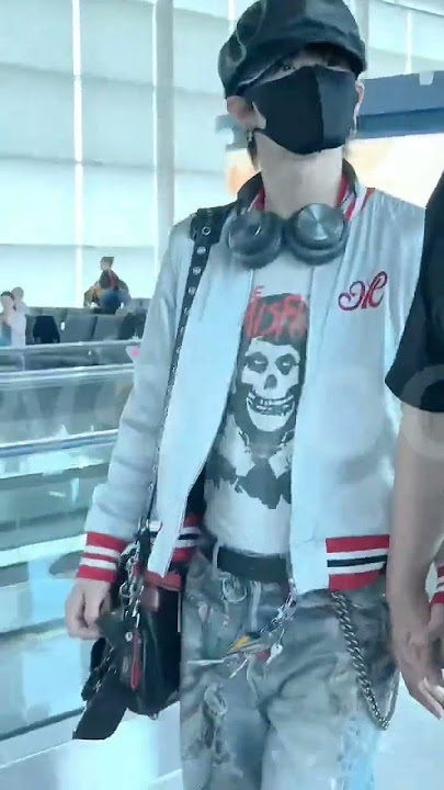 The way Jihoon holds bodyguardnim's hand🥹 #jihoon #트레저 #treasure #kpop #yg #shorts #viralshort