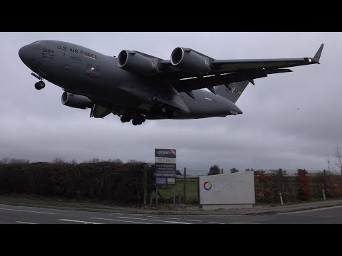 Unbelievably low USAF C-17 landing at Northolt