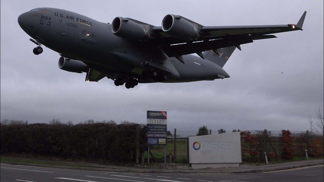 Unbelievably low USAF C-17 landing at Northolt