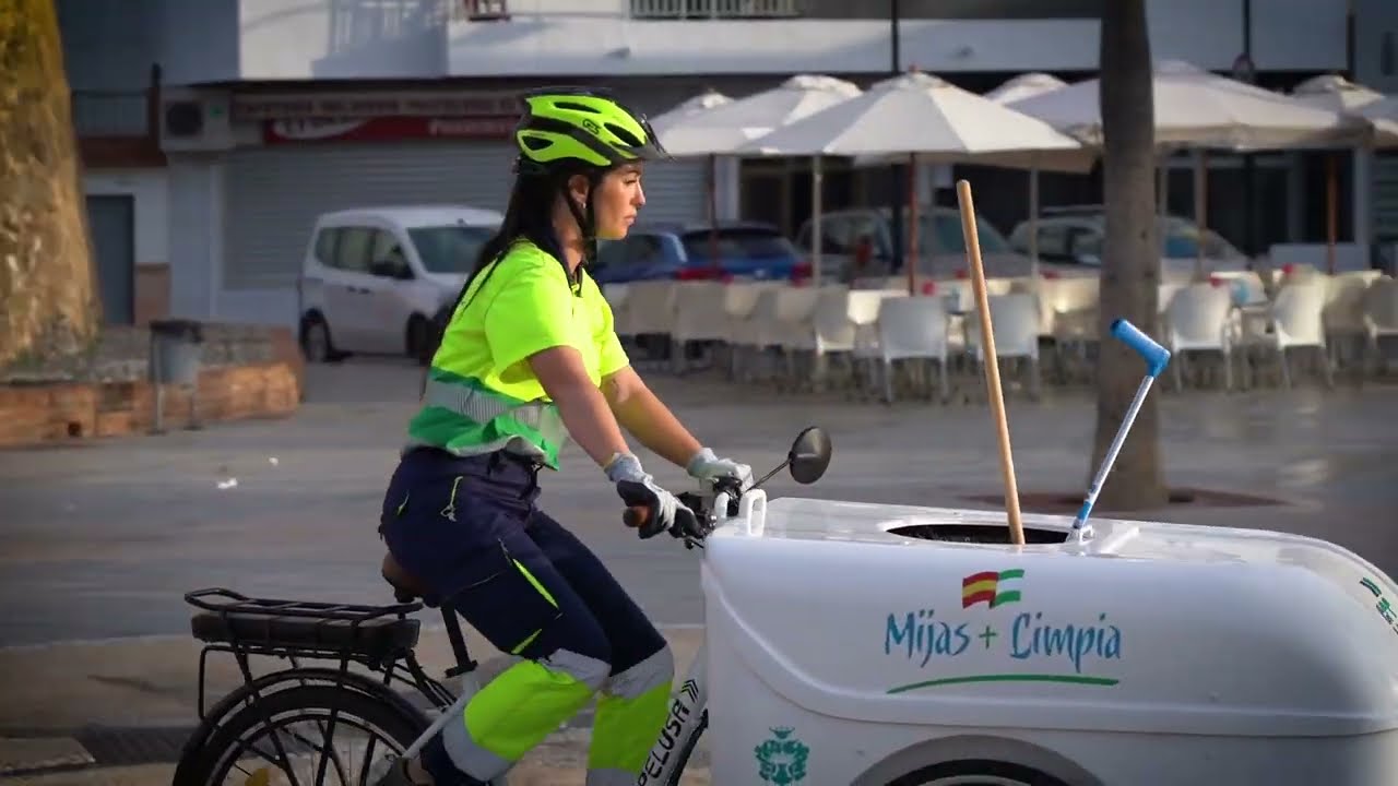 Trabajos de limpieza de los operarios en Mijas sirviéndose de triciclos