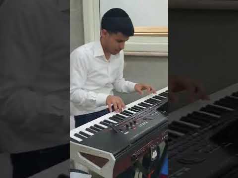 הקלידן אלחנן בידני בחפלה עם אבישי נאמן 