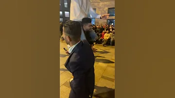 حراق جزائري يحتفل بعرسه في شوارع باريس 