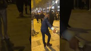 حراق جزائري يحتفل بعرسه في شوارع باريس