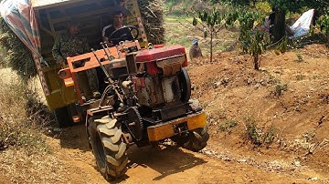 xe công nông cầu đẩy màu vàng của gara đông xuân chở lúa lên đường quá dốc rất khỏe...