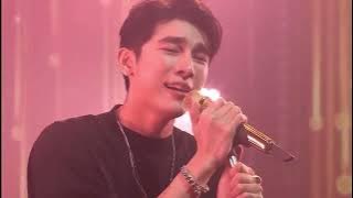 Mew Suppasit performing one of his Singles 