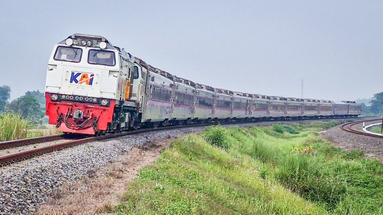 KETERLAMBATAN PARAH KERETA JAKARTA - SURABAYA IMBAS ANJLOKAN PURWOJAYA!! Kereta Api di KwedenKembar