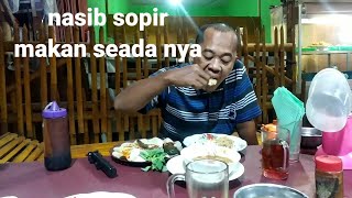 Sopir truk makan malam