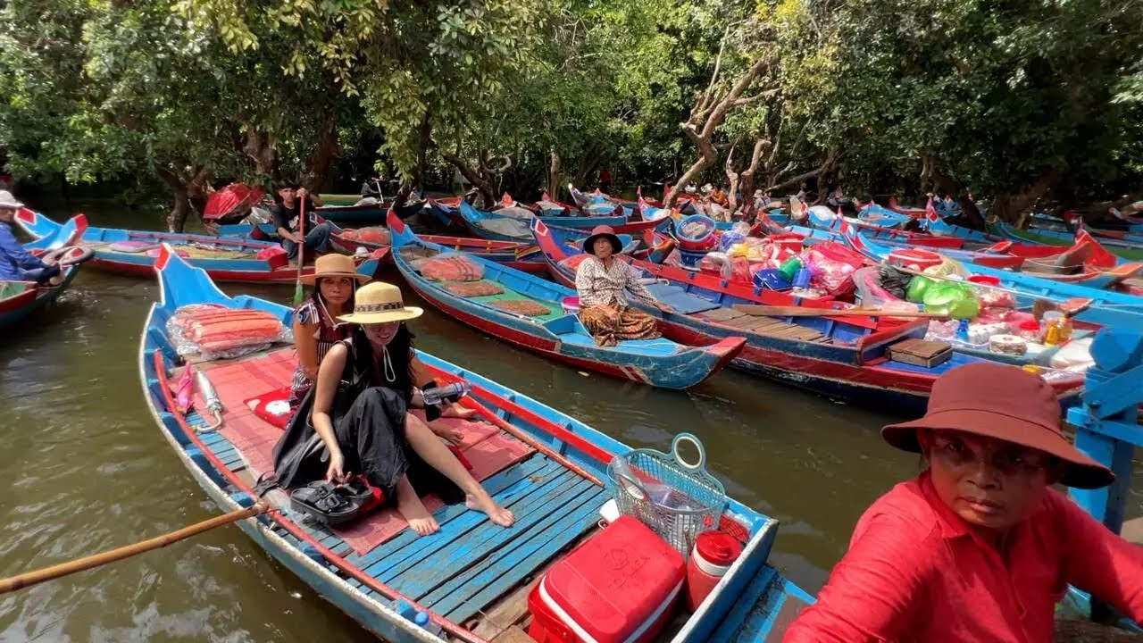 ស្ត្រីចំណាស់ៗប្រកបមុខរបរអុំទូកដឹកភ្ញៀវនៅកំពង់ភ្លុកកំពុងមានជីវភាពយ៉ាប់យឺន